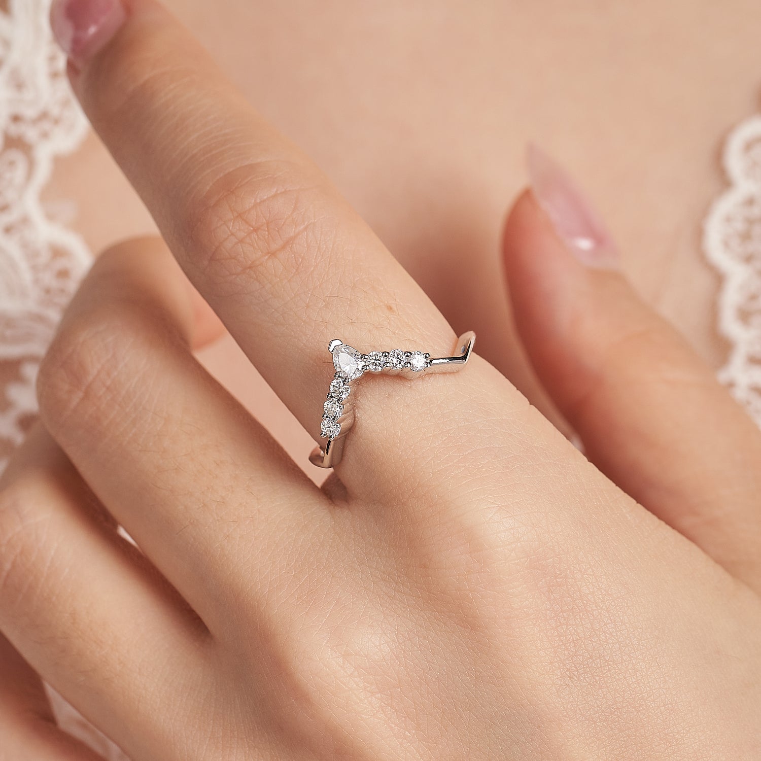 女士莫桑石 V 形雪佛龍結婚戒指 0.34 克拉