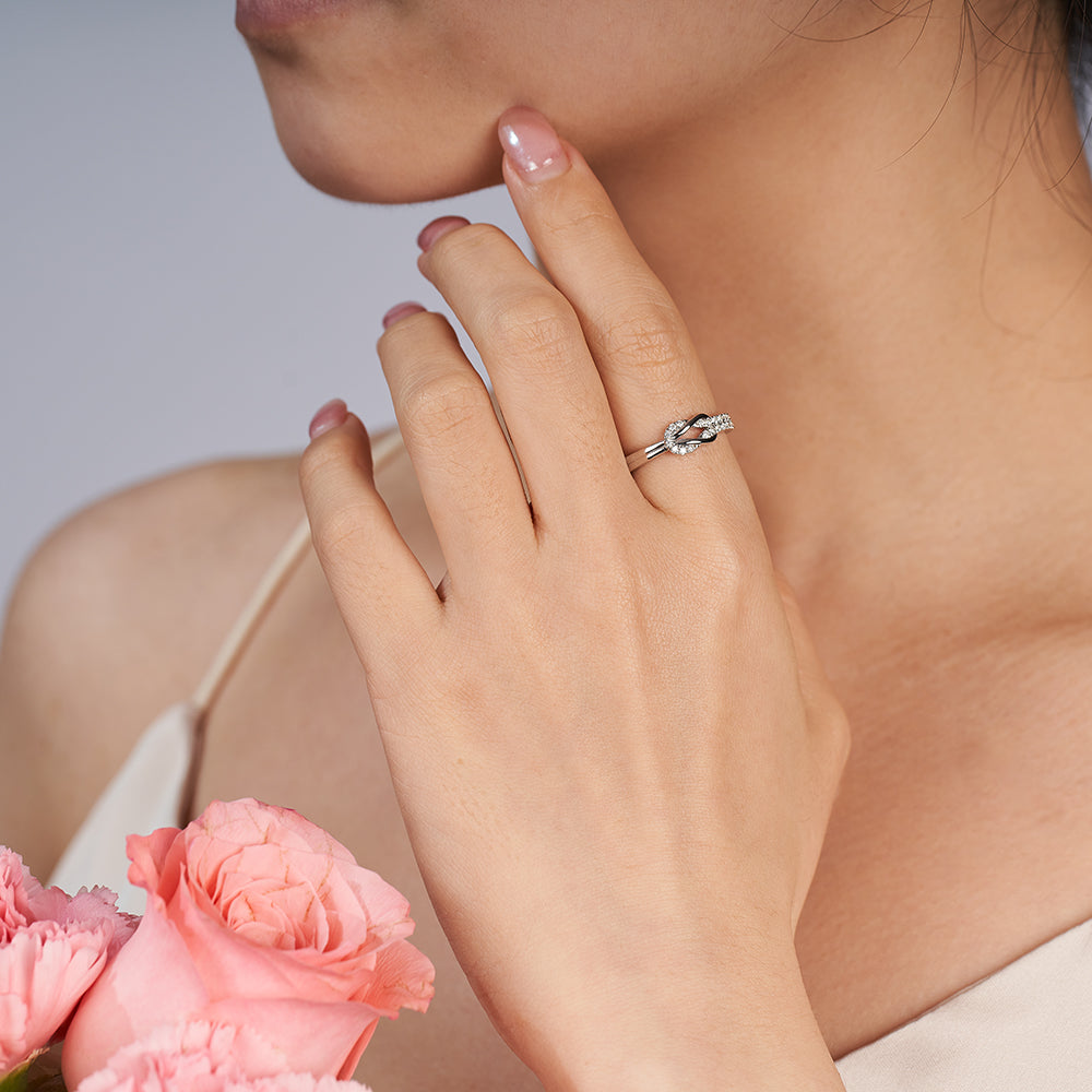 Moissanite Mother and Daughter Rings with Suqare Knot